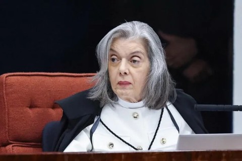 Cármen Lúcia diz que desde 2021 “novas práticas antidemocráticas” ameaçaram o Brasil