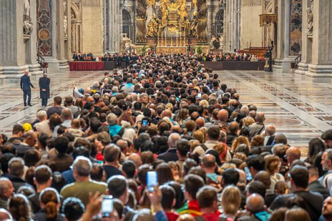 Último dia de adeus ao papa Francisco: milhares se reúnem no Vaticano