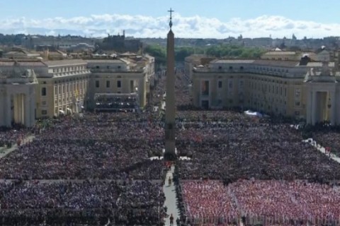 Funeral do papa Francisco reúne 250 mil pessoas no Vaticano