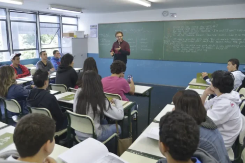 Lula assina MP que reajusta piso do magistério em 5,4% neste ano