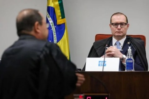 Alexandre de Moraes pede, e Zanin marca dia extra para julgamento de Bolsonaro