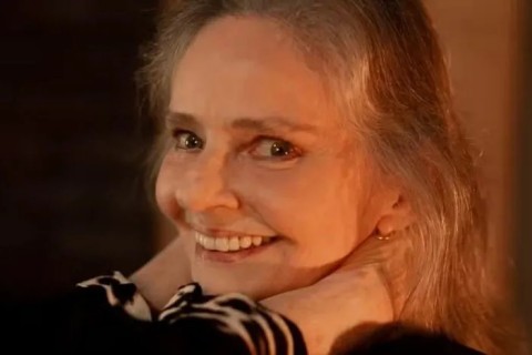 Cantora Angela Ro Ro morre aos 75 anos após parada cardíaca