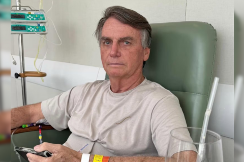 Bolsonaro diz a apoiadores que pode ir à manifestação pró-anistia em Brasília no dia 7 de maio