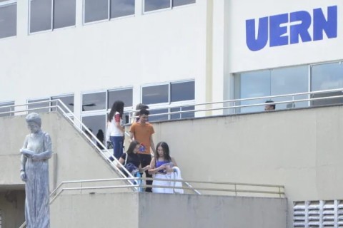 Uern publica edital de concurso público com 66 vagas para professores