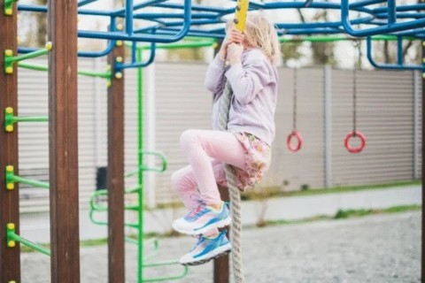 Comissão aprova multa para quem deixar criança sozinha em veículos ou áreas comuns de condomínios