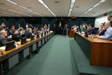 CCJ da Câmara aprova PEC que reduz maioridade penal de 18 para 16 anos