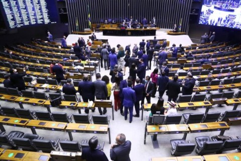 Câmara amplia uso de fundo público para quitar dívidas de partidos
