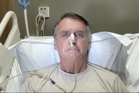 Médicos retiram dreno e Bolsonaro segue internado