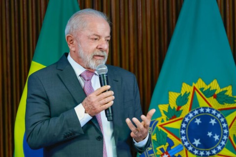 Entra em vigor lei que reestrutura carreiras e fixa reajustes para servidores