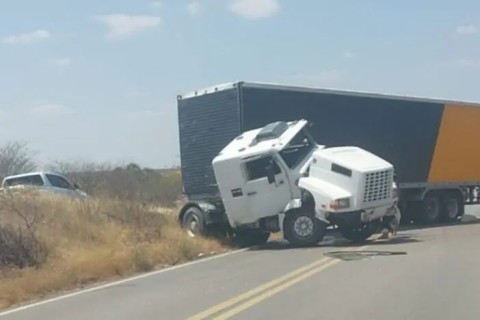 BR-405 é interditada após acidente com carreta em Itaú, no Oeste do RN