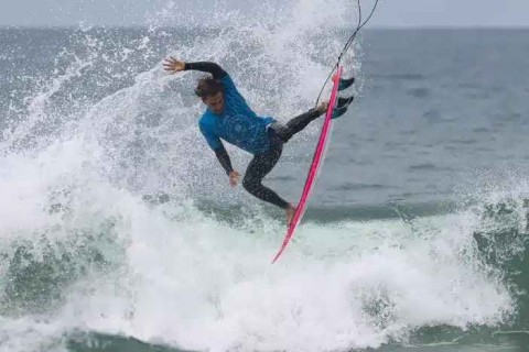 Potiguar Mateus Sena assume a vice-liderança do ranking sul-americano de surfe